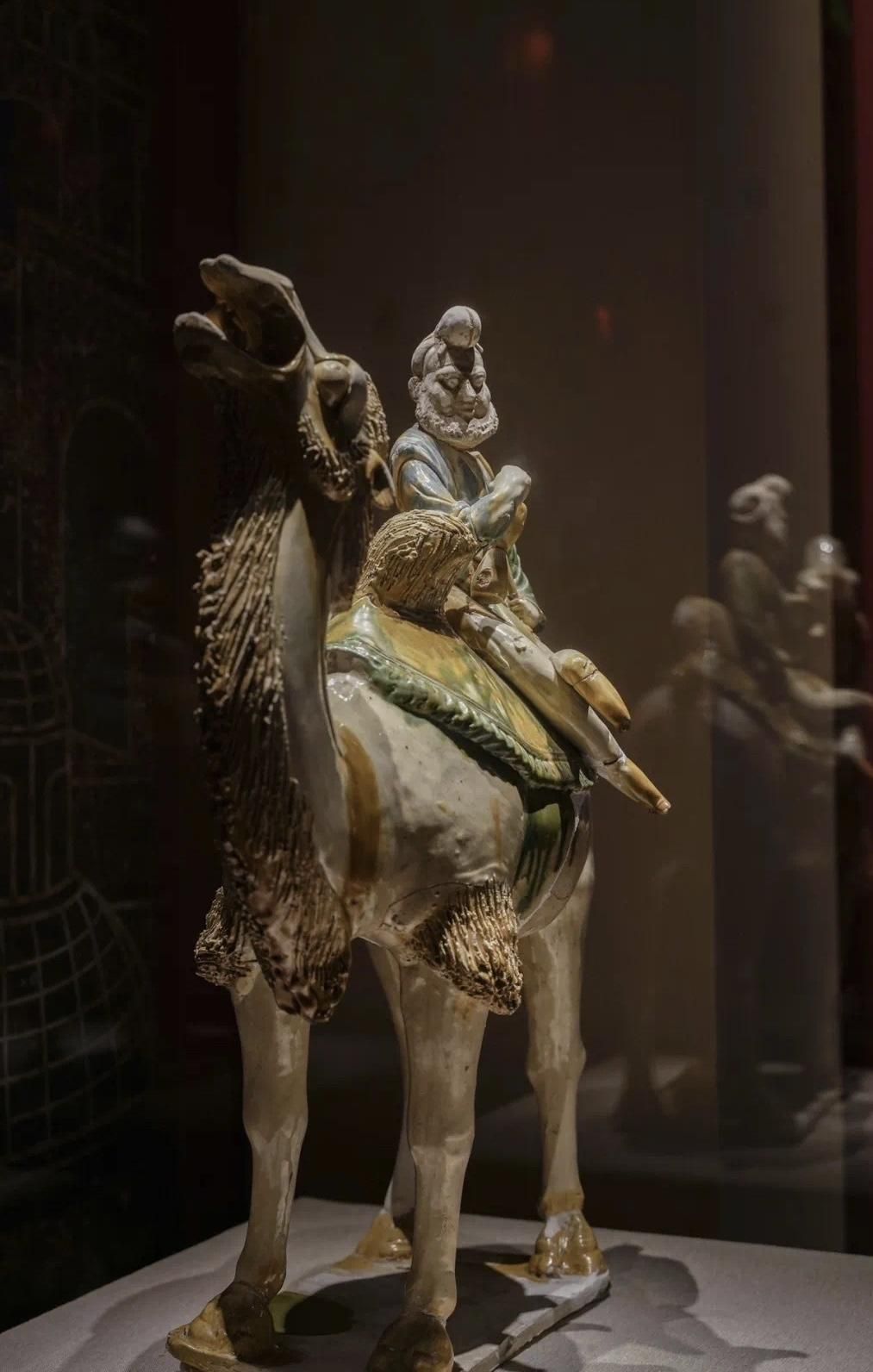 考古文物解读｜三彩骑驼奏乐俑