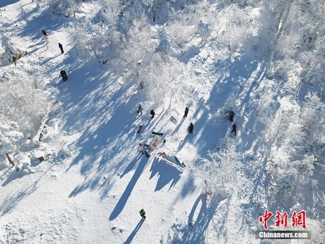 北大湖滑雪場現霧凇奇觀.(無人機照片)一場雪後,高山霧凇如畫.