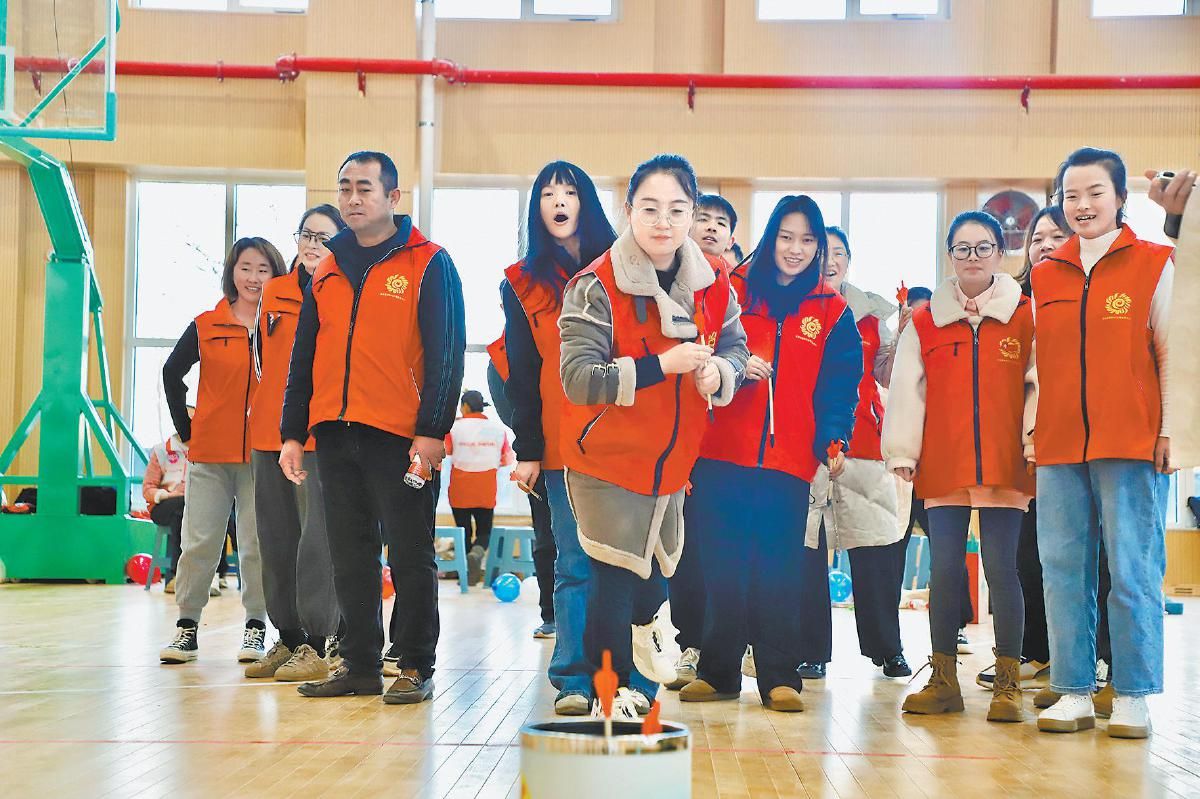 定边县庆祝12·5国际志愿者日暨志愿者趣味运动会活动在定边中学