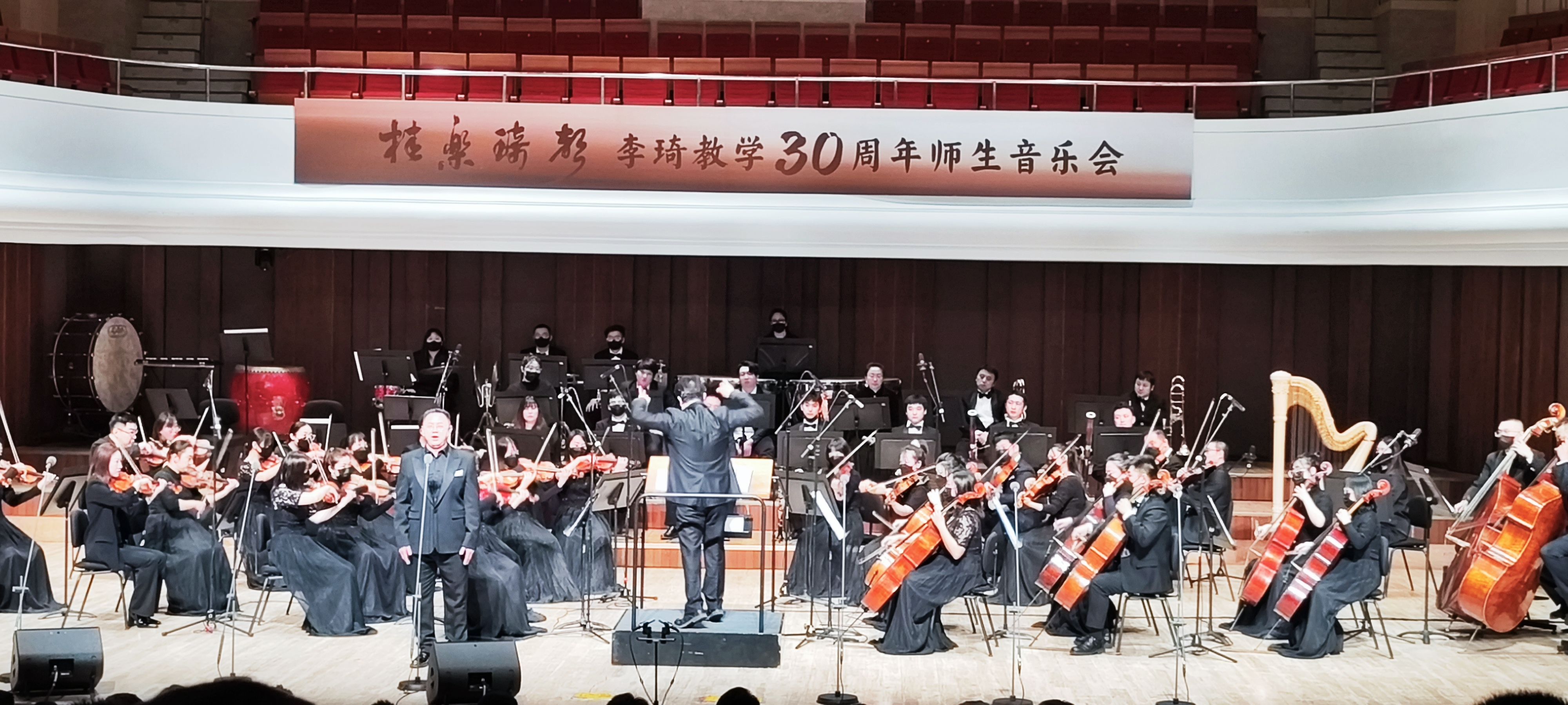 李琦,陕西佳县人,中共党员,1988年考入西安音乐学院,先后师从于高曼丽