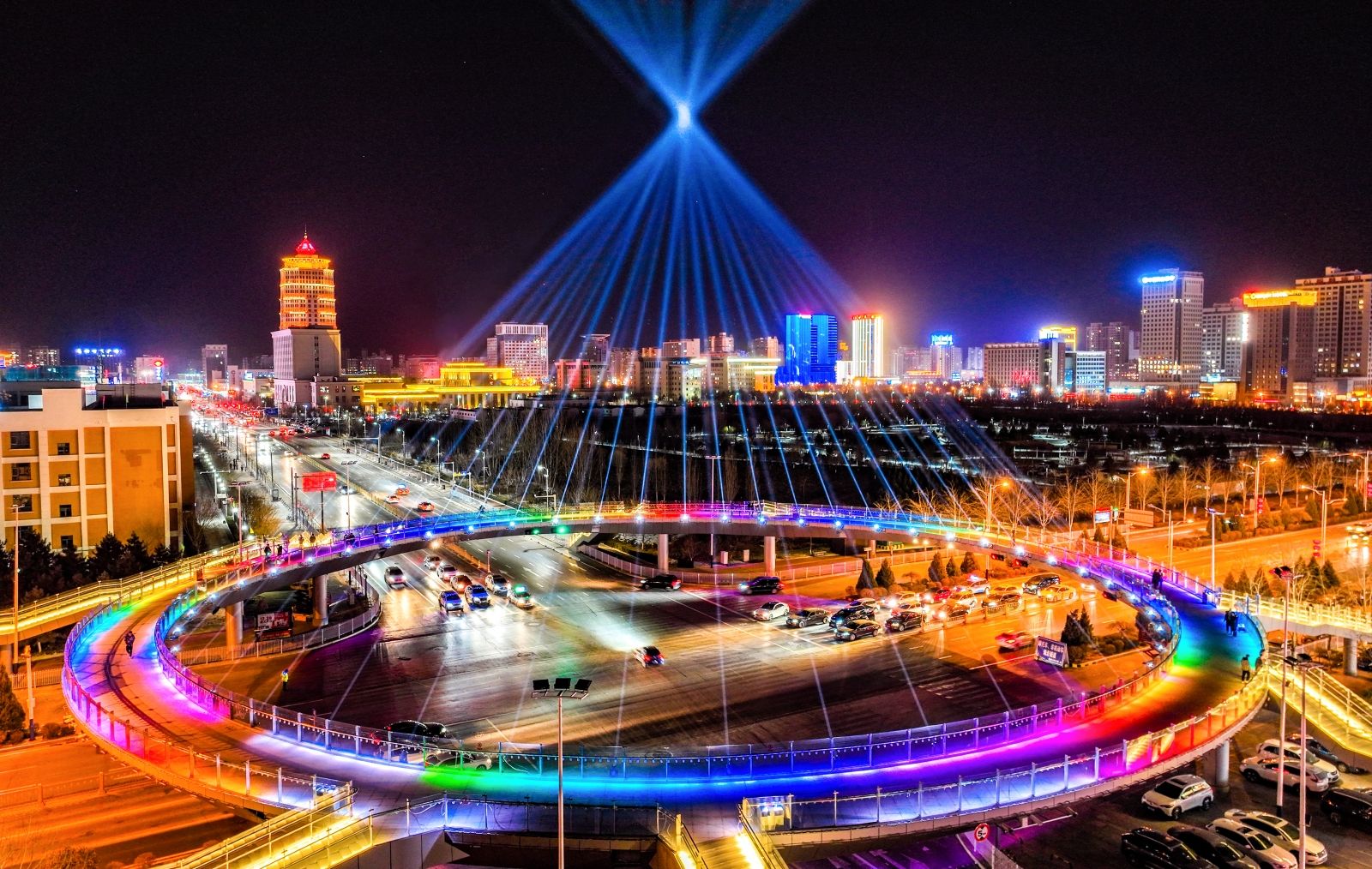 首页>榆林连日来,榆林城区各广场街道装扮一新,灯光璀璨,盛装迎接新的