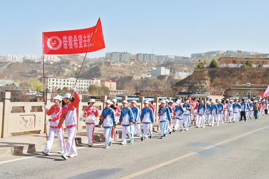 佳县第一中学开展徒步拉练活动