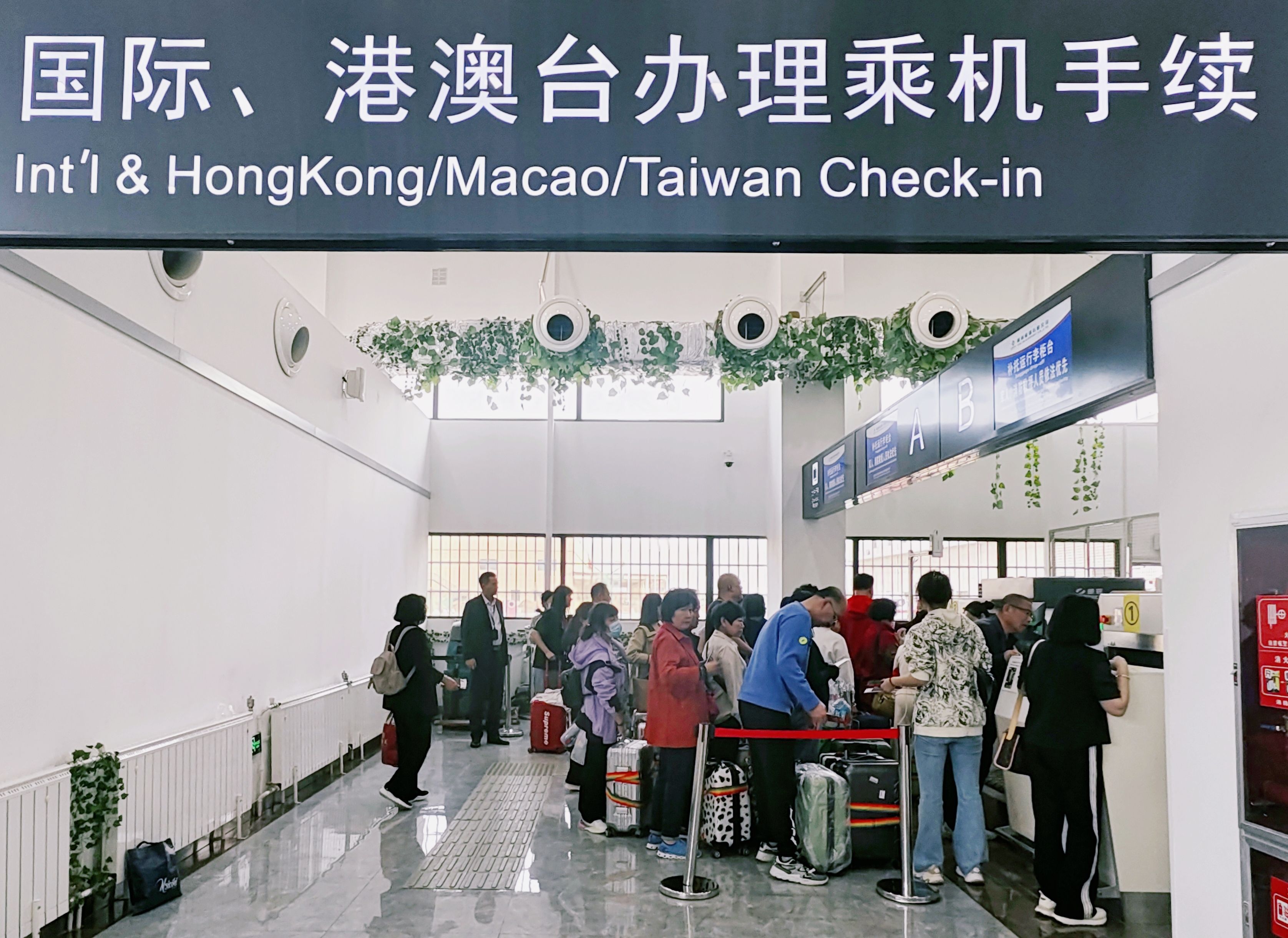 平稳降落在榆林榆阳机场,标志着榆林直飞越南芽庄的国际航线正式开通