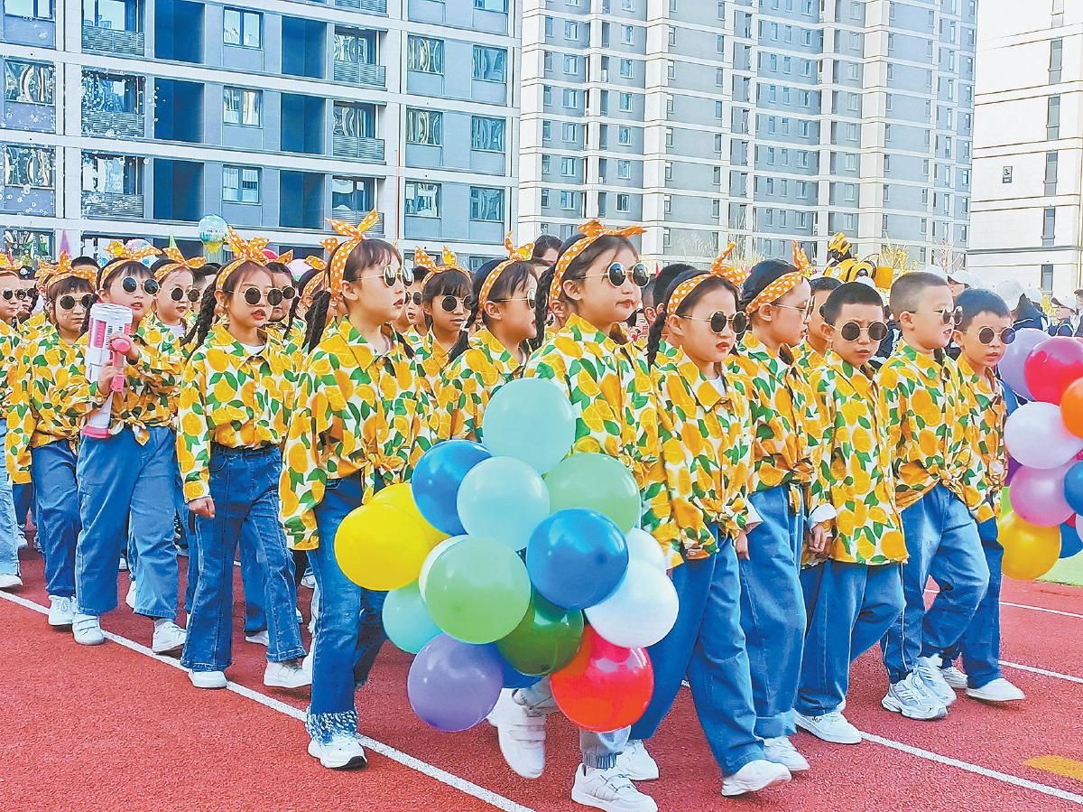 在榆林高新区第五小学举行的春季运动会开幕式上,同学们身穿不同造型