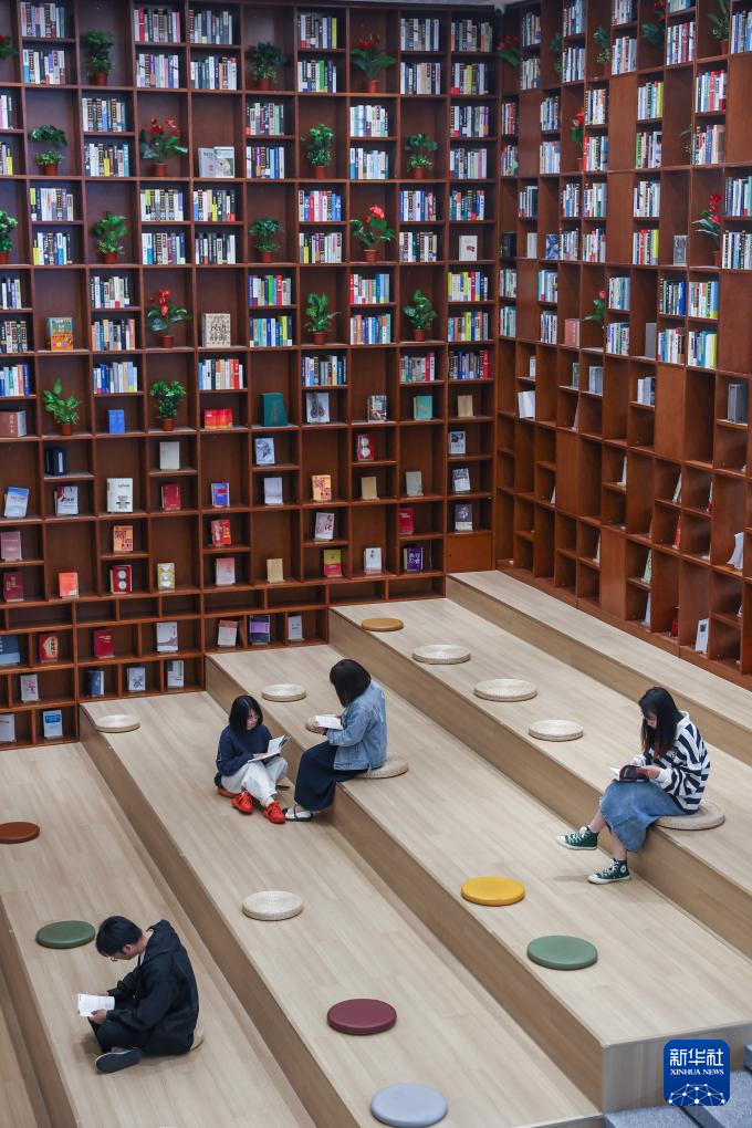首页>文化4月16日,读者在嘉兴市南湖区图书馆阅读,学习.