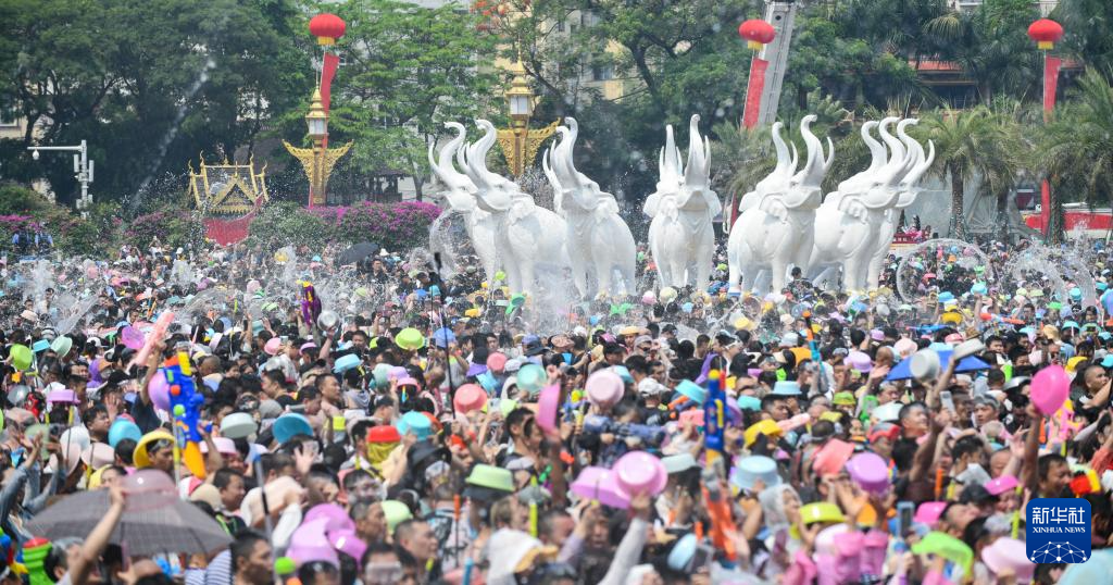 西双版纳庆祝泼水节