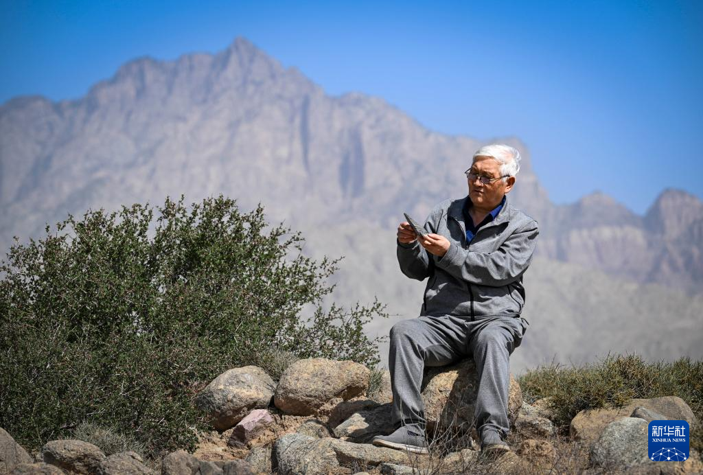 新华社记者 杨植森 摄午后,闫森林在工作室使用敲刀打砚坯(3月8日摄).