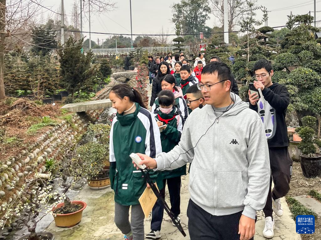 1月20日,在位于四川省成都市温江区的川派盆景游学体验基地,陈宏宇(前