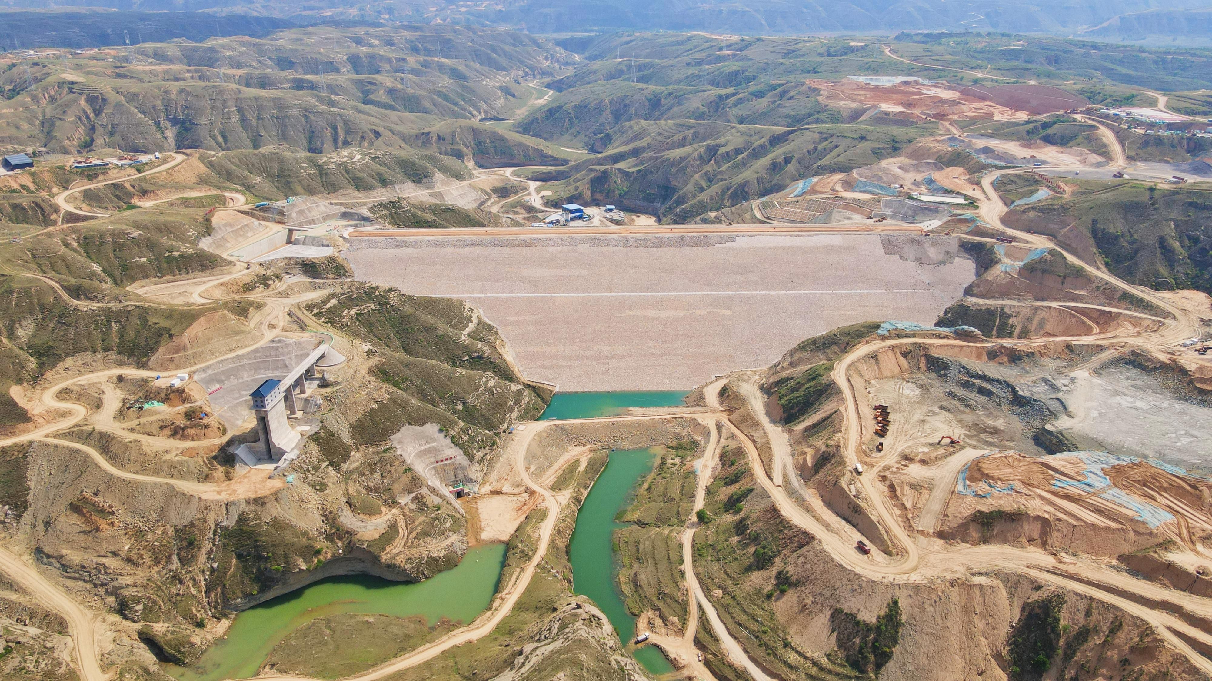 榆林黄河东线马镇引水工程建设正酣 994高程！黄石沟水库大坝封顶在即