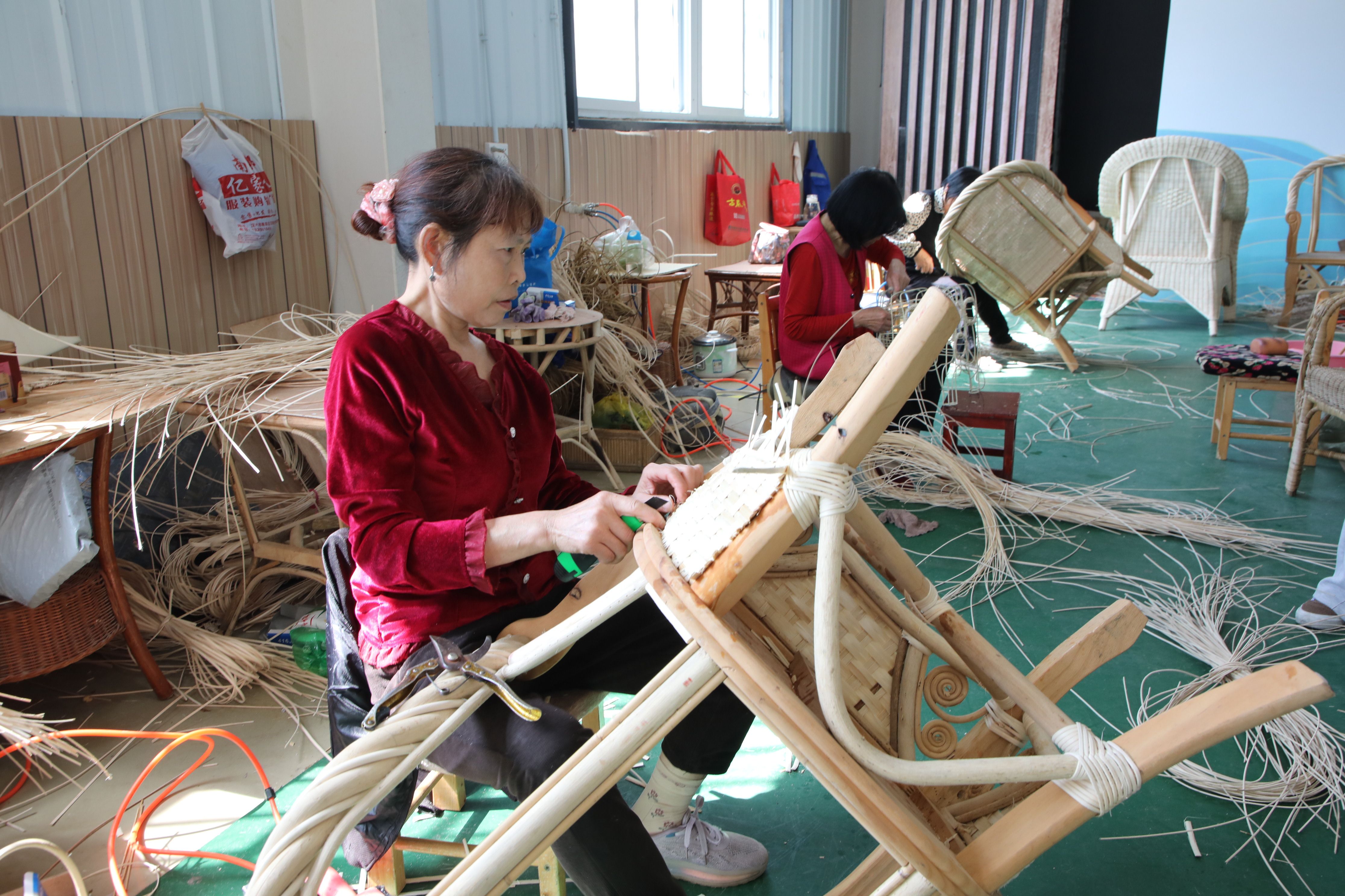 汉中人用此编制的藤椅,藤箱等日常用具工艺精巧品种多样,置于寒室不觉
