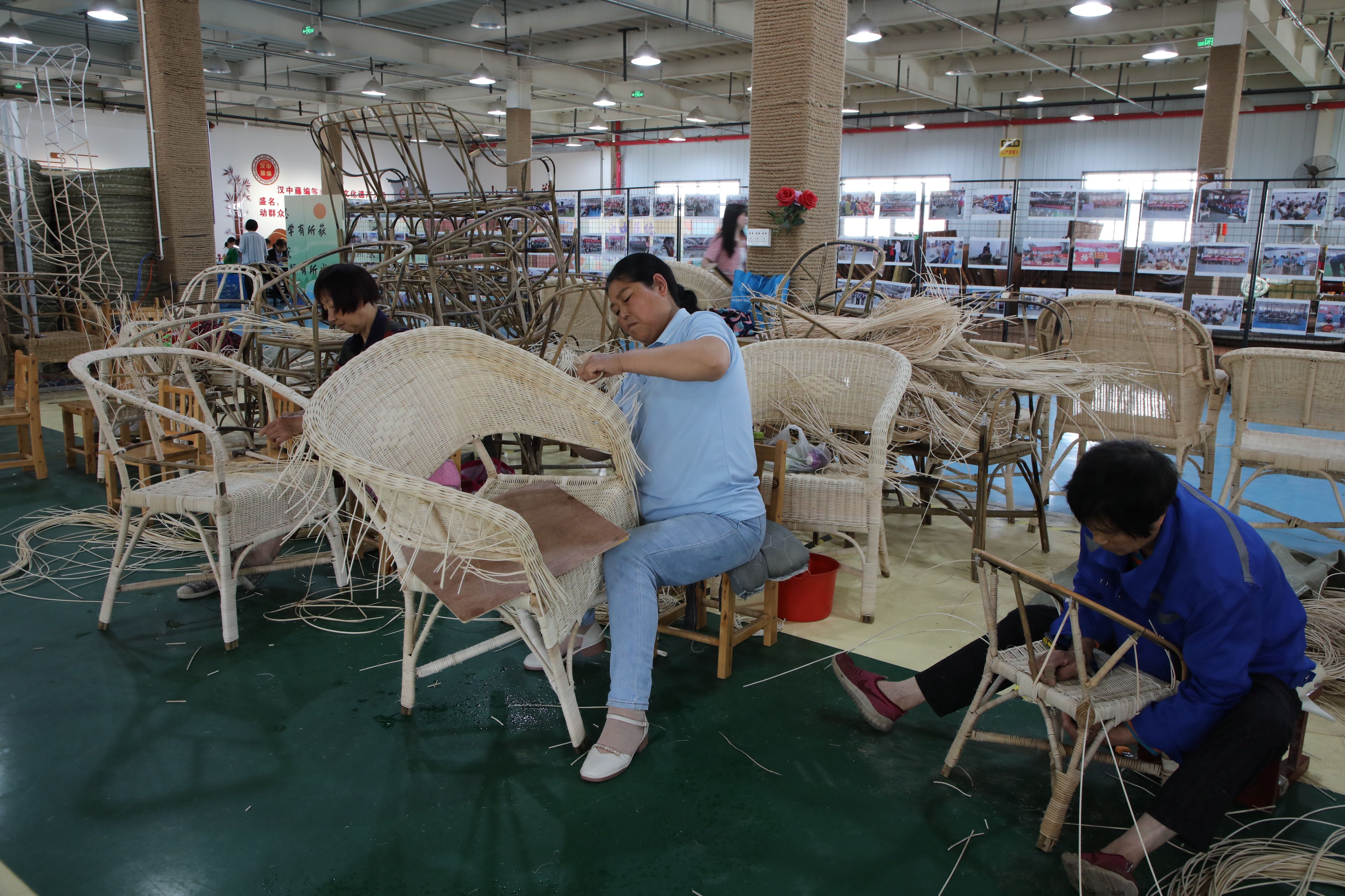 汉中人用此编制的藤椅,藤箱等日常用具工艺精巧品种多样,置于寒室不觉