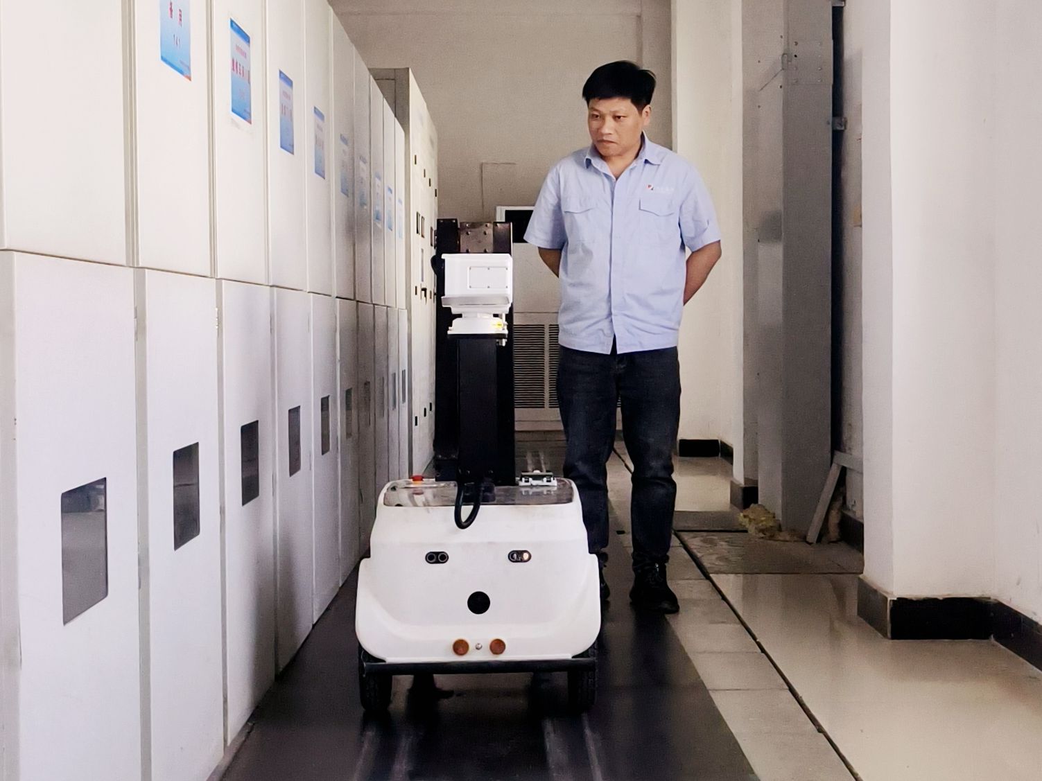 能源投资有限公司朱家峁煤矿,一台轮式智能巡检机器人装备正式上岗