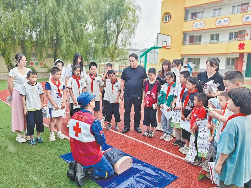 7月9日上午,绥德县薛家峁镇政府组织工作人员到该镇中心小学,开展急救