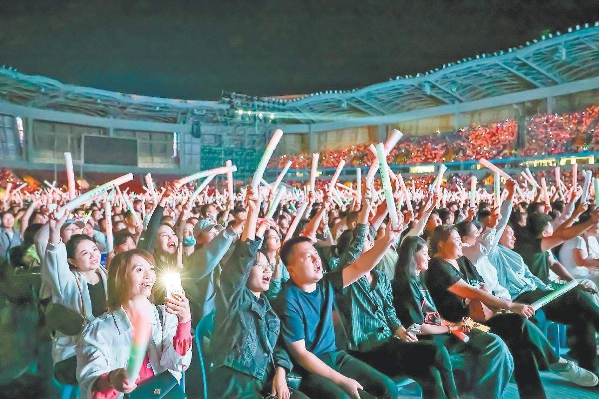 2024"清爽榆林"演唱会举行 2.3万余名观众共赴音乐盛宴