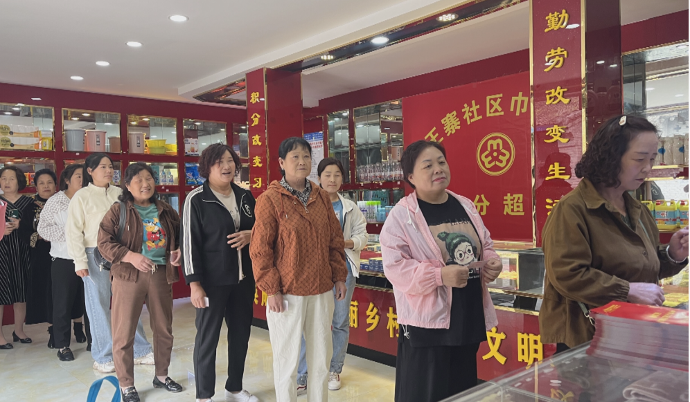 秦王寨社区居民在积分超市排队等候兑换领取生活用品