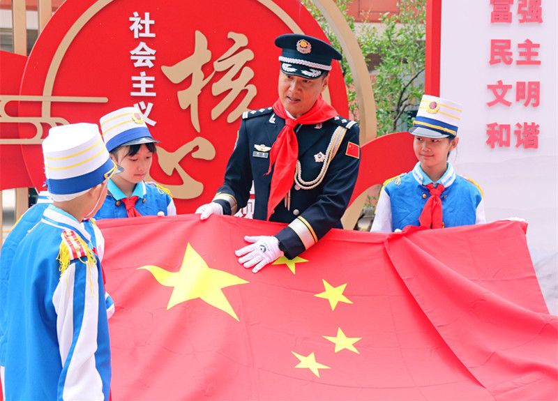 渭南市第一小学校外辅导员田晨为孩子们上爱国主义教育课（本文图片由渭南市临渭区教育局提供）