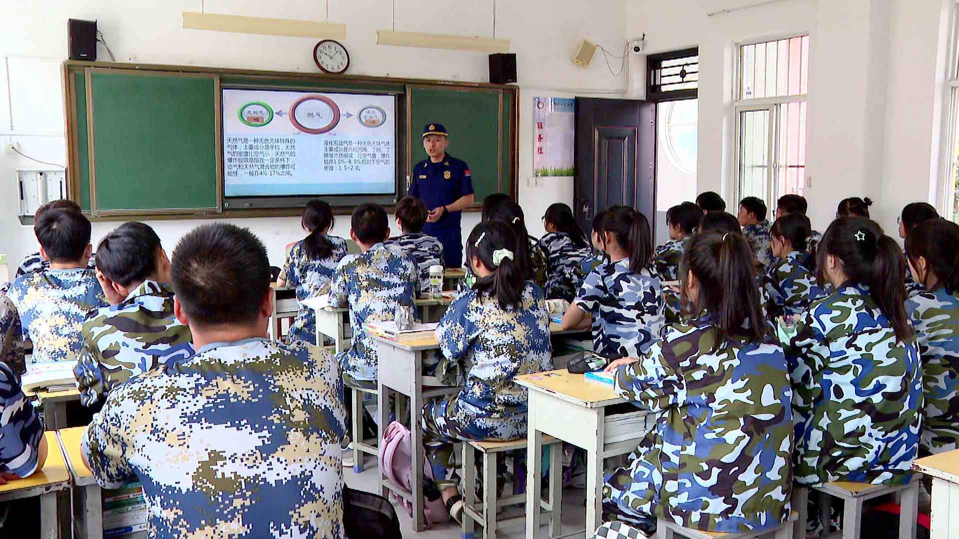 华州区消防救援大队的宣传员为师生们讲解消防安全知识（本文图片由渭南市华州区融媒体中心提供）