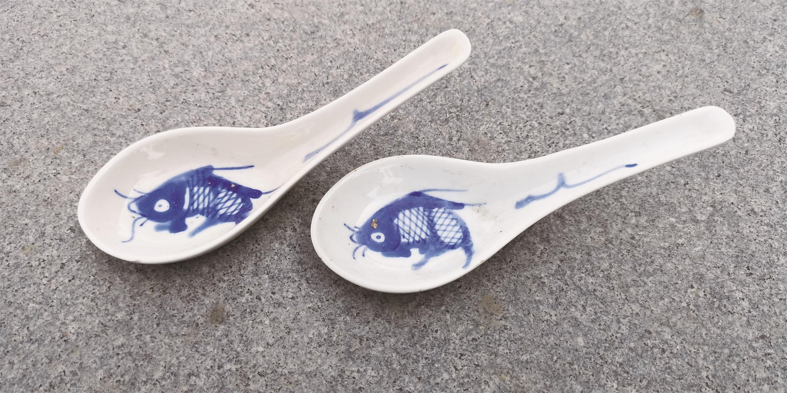 盏子配有小瓷勺，用于分食时盛汁蘸汁等。