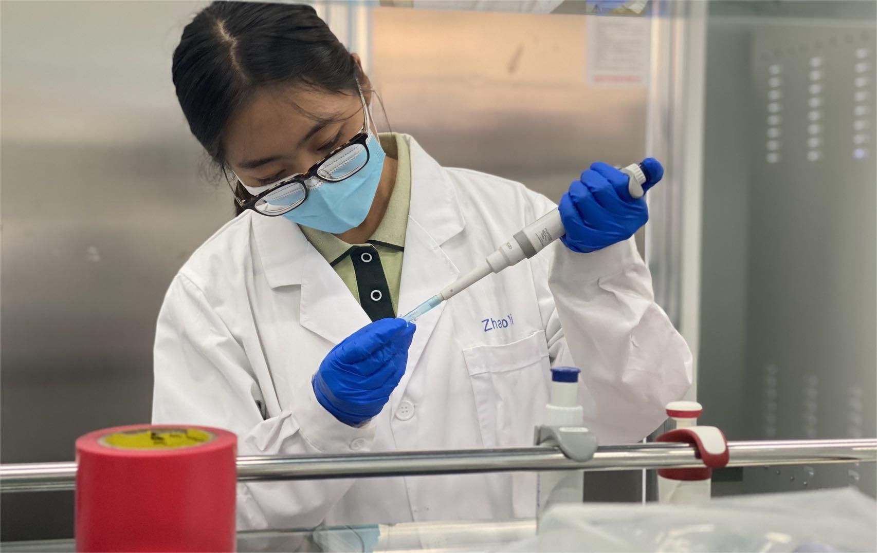 科研人员开展科学试验。