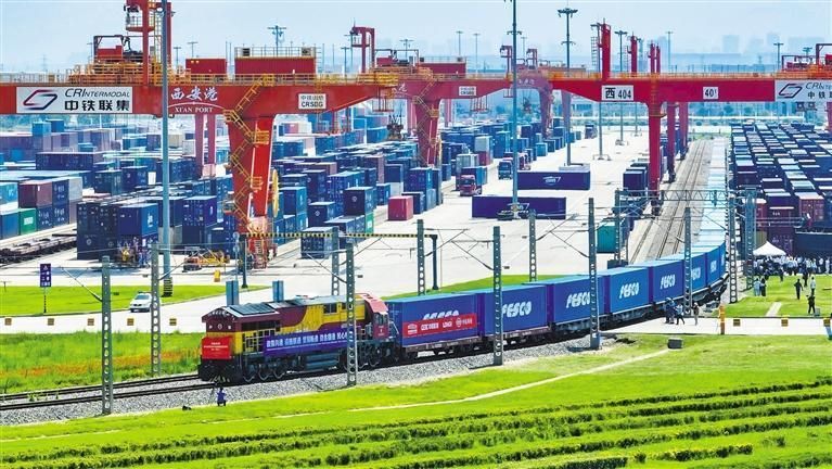 在西安国际港务区，每天发出的数十列中欧班列长安号，“牵引”着陕西更加深度地融入共建“一带一路”大格局。受访者供图