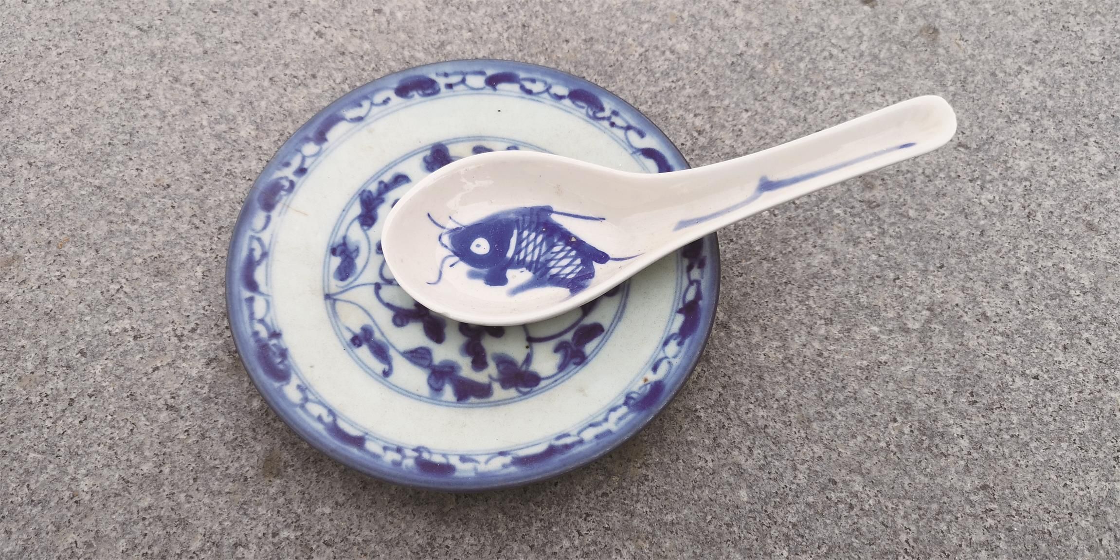 盏子又名吃碟，是与小瓷勺配套使用的取食分食工具。