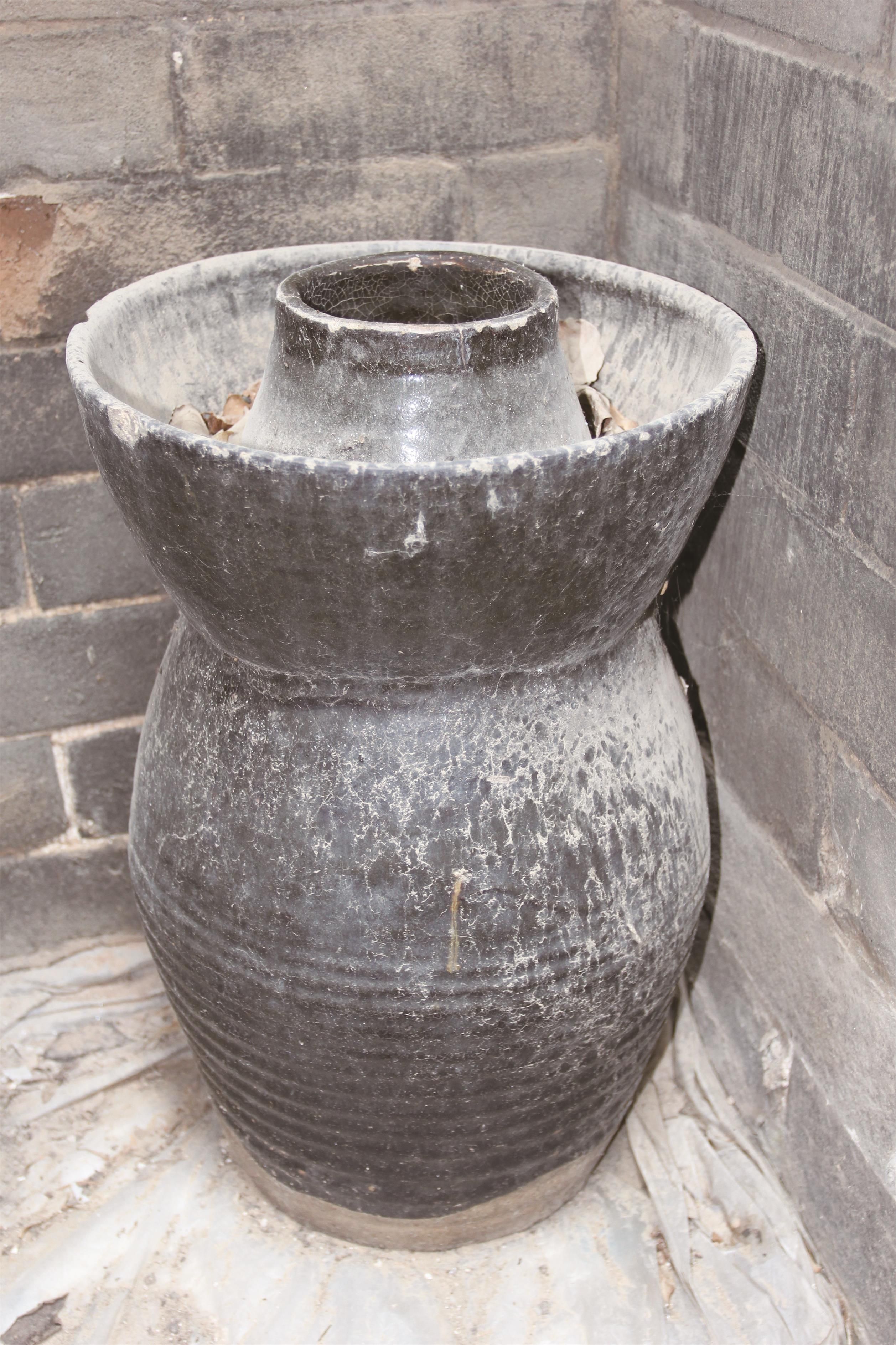 坛子高一尺八寸，腹径一尺左右，内口小，外口大，内口高出外口沿，倒上水，起密封作用。