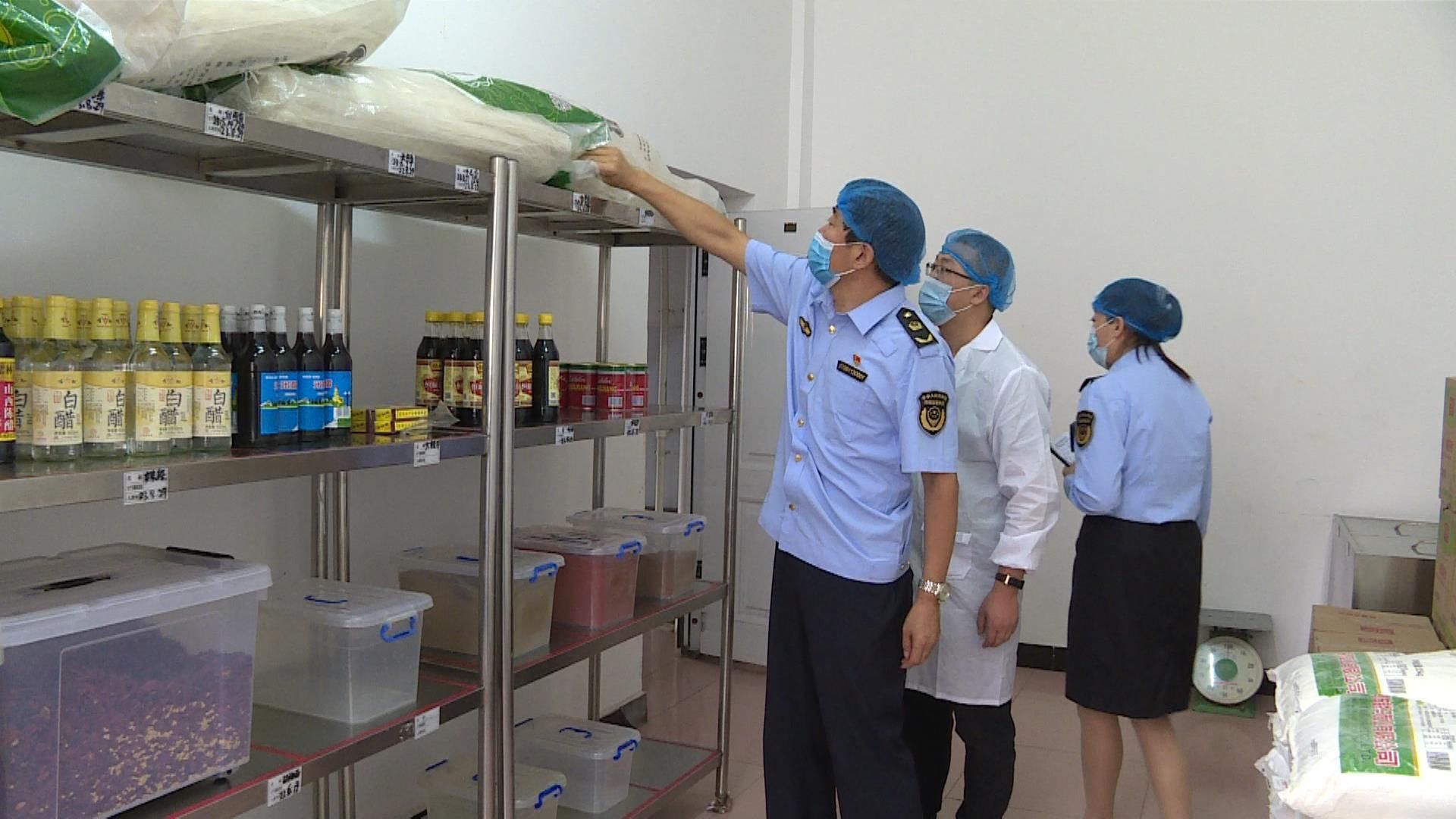 执法人员检查原材料储存