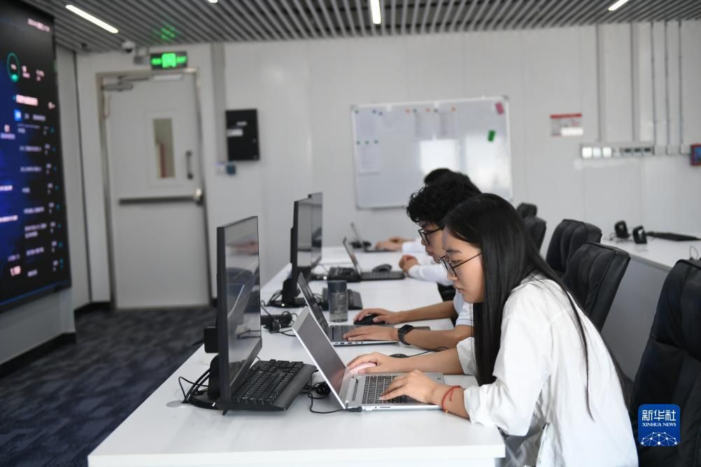 9月6日，在未来人工智能计算中心监控运维室，工作人员通过智慧大屏监测平台运行情况。