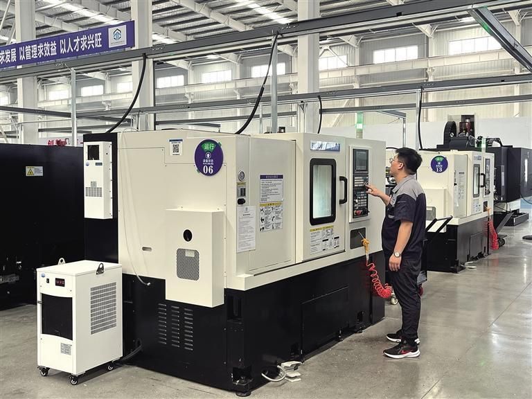 9月6日，陕西未来造智能科技有限公司生产车间，工作人员在对设备进行操控。记者 刘坤 摄