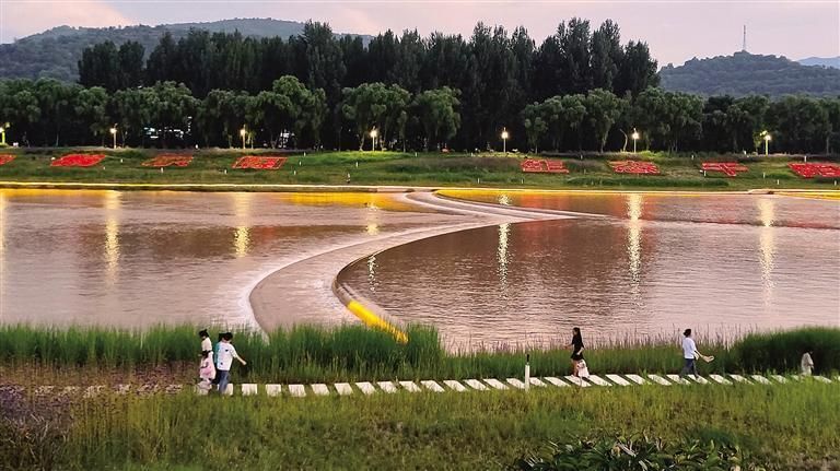 8月22日傍晚，水清岸绿的千河河畔，市民在悠闲散步。记者 李宛嵘 摄