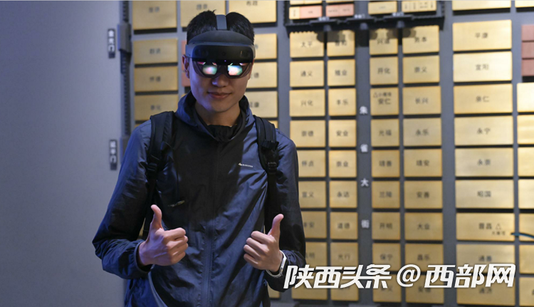 一位游客正在通过AR眼镜体验西安城墙含光门数字博物馆。