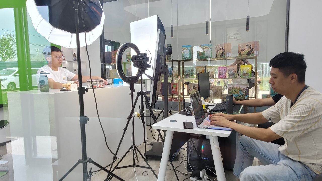 工作人员正通过直播带货推销产品。