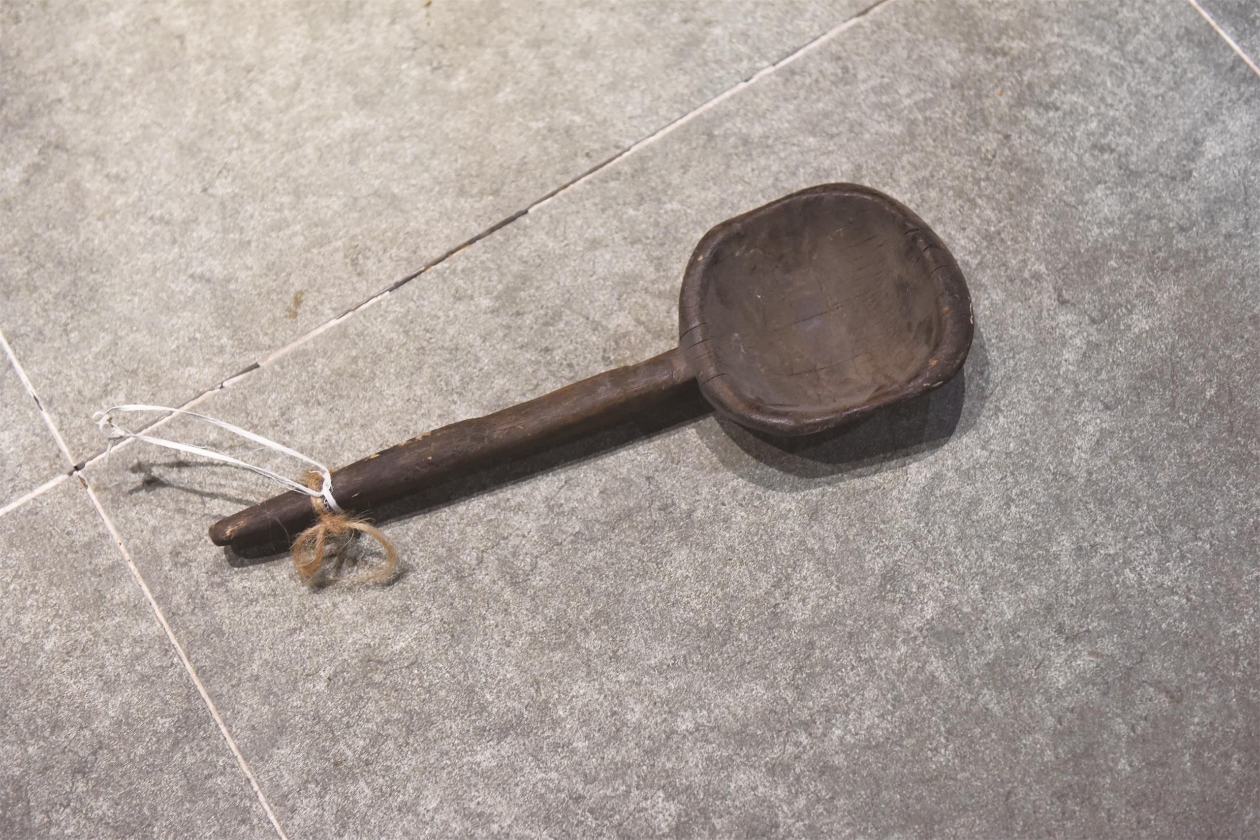 木勺是木制大勺，可用来做搅团、做豆腐、挂粉条等。