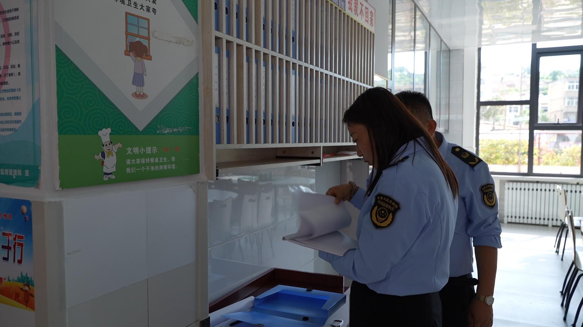 执法人员检查原材料购进记录