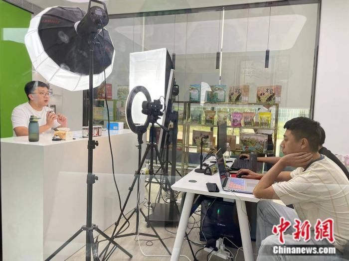  直播间推销香菇深加工产品。韦香惠 摄 