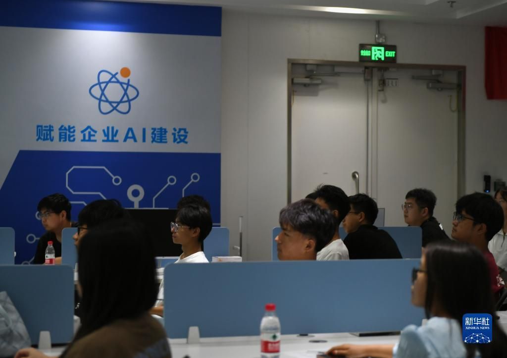 9月6日，西安汽车职业大学计算机工程学院的学生在未来人工智能中心实训基地上课。