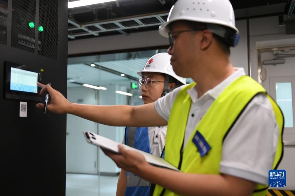 9月6日，工作人员在未来人工智能计算中心机房进行日常机器巡检。