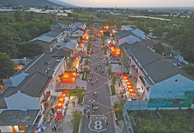 游客在逛终南乡集。谢伟 摄