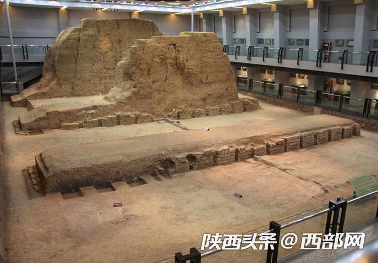 西安城墙含光门内不同朝代的城墙夯土截面