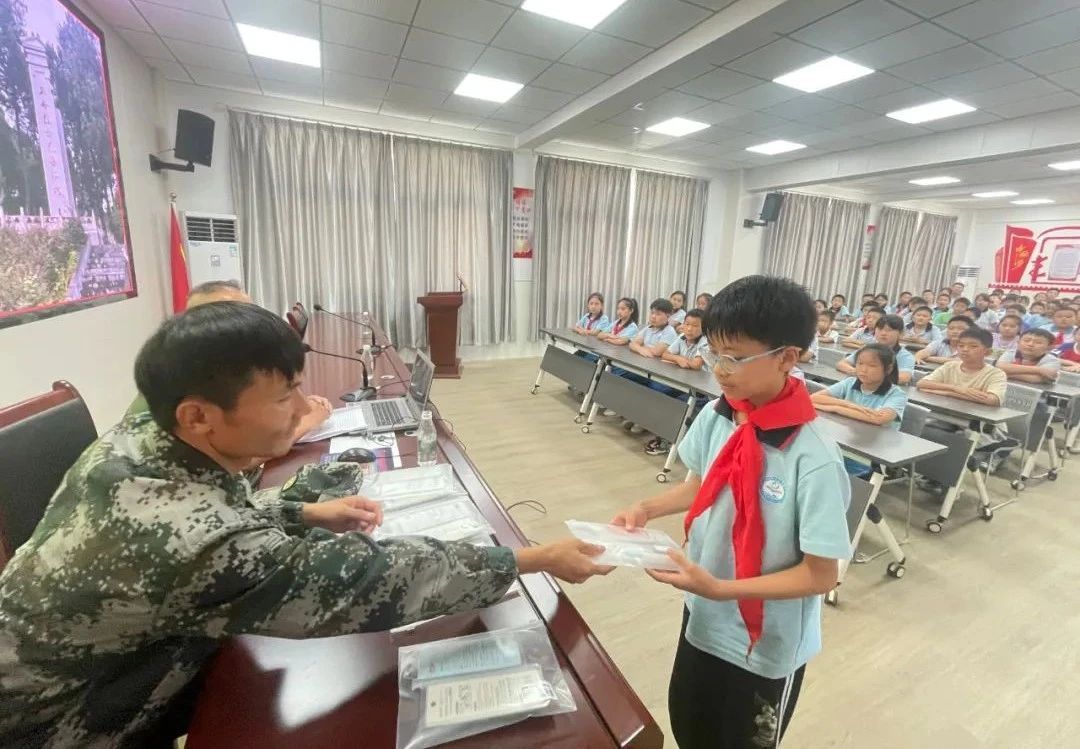 刘均为学生颁发奖品