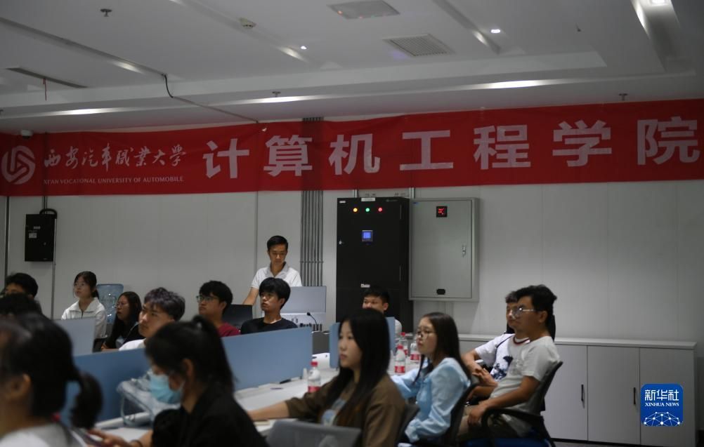 9月6日，在未来人工智能中心实训基地，人工智能项目实习老师在为西安汽车职业大学计算机工程学院的学生授课。目前，未来人工智能计算中心已与全国180余家高校院所和企业开展合作，与各高校院所共同开展科研项目16个，为人工智能高效、企业级科研院所提供精准可靠的模型训练及推理服务，满足产业发展对算力的多样化需求。