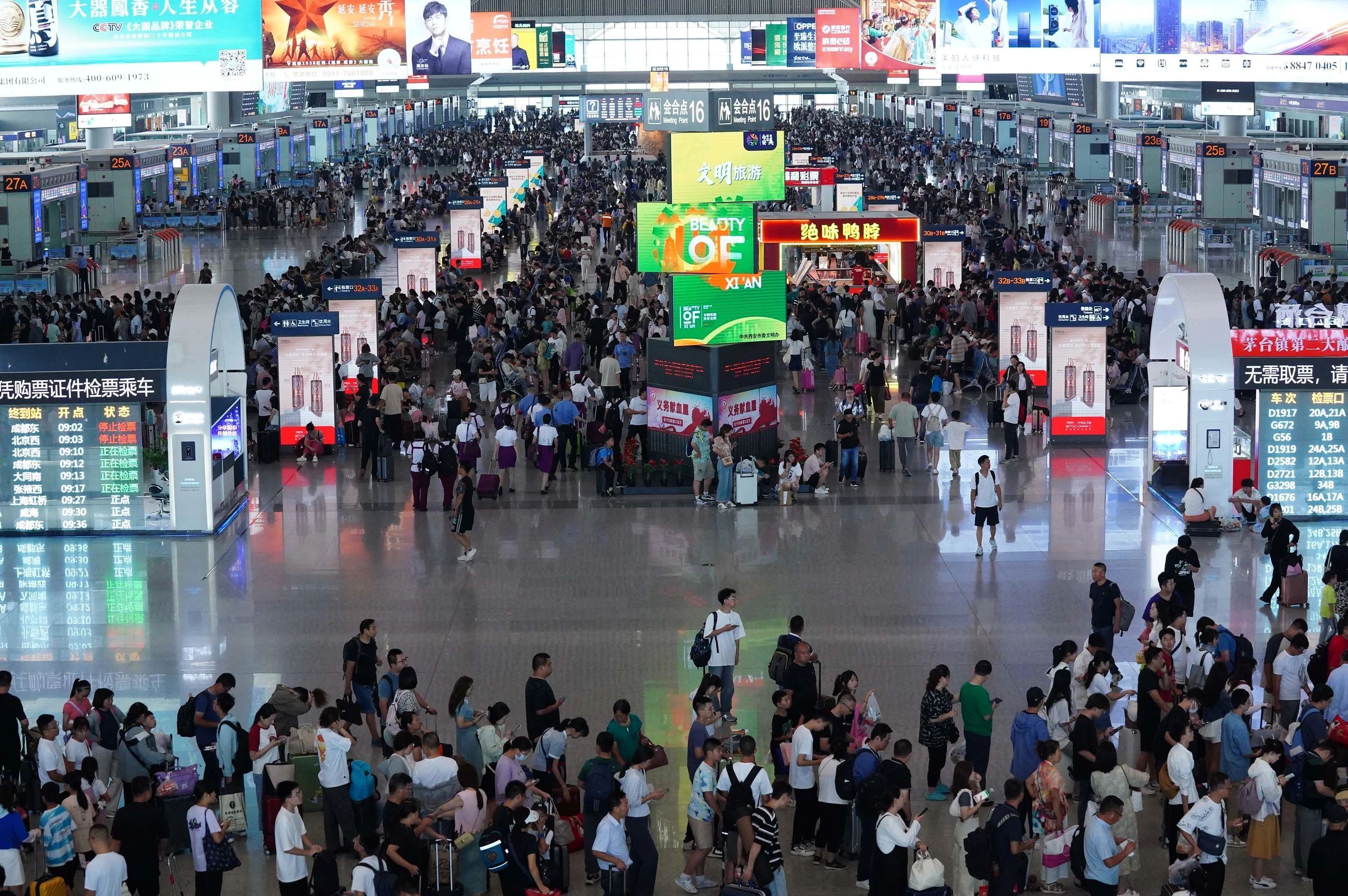 暑运中的西安北站候车大厅。尤艇 摄