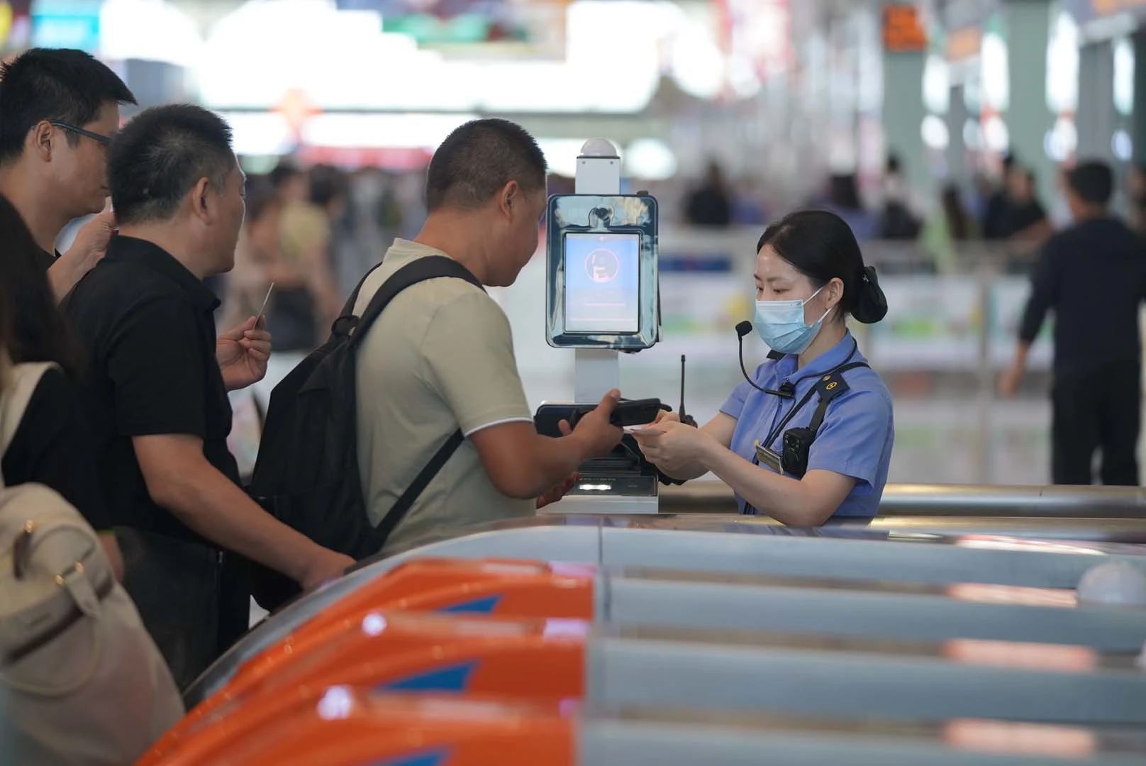 旅客正在有序检票乘车。尤艇 摄