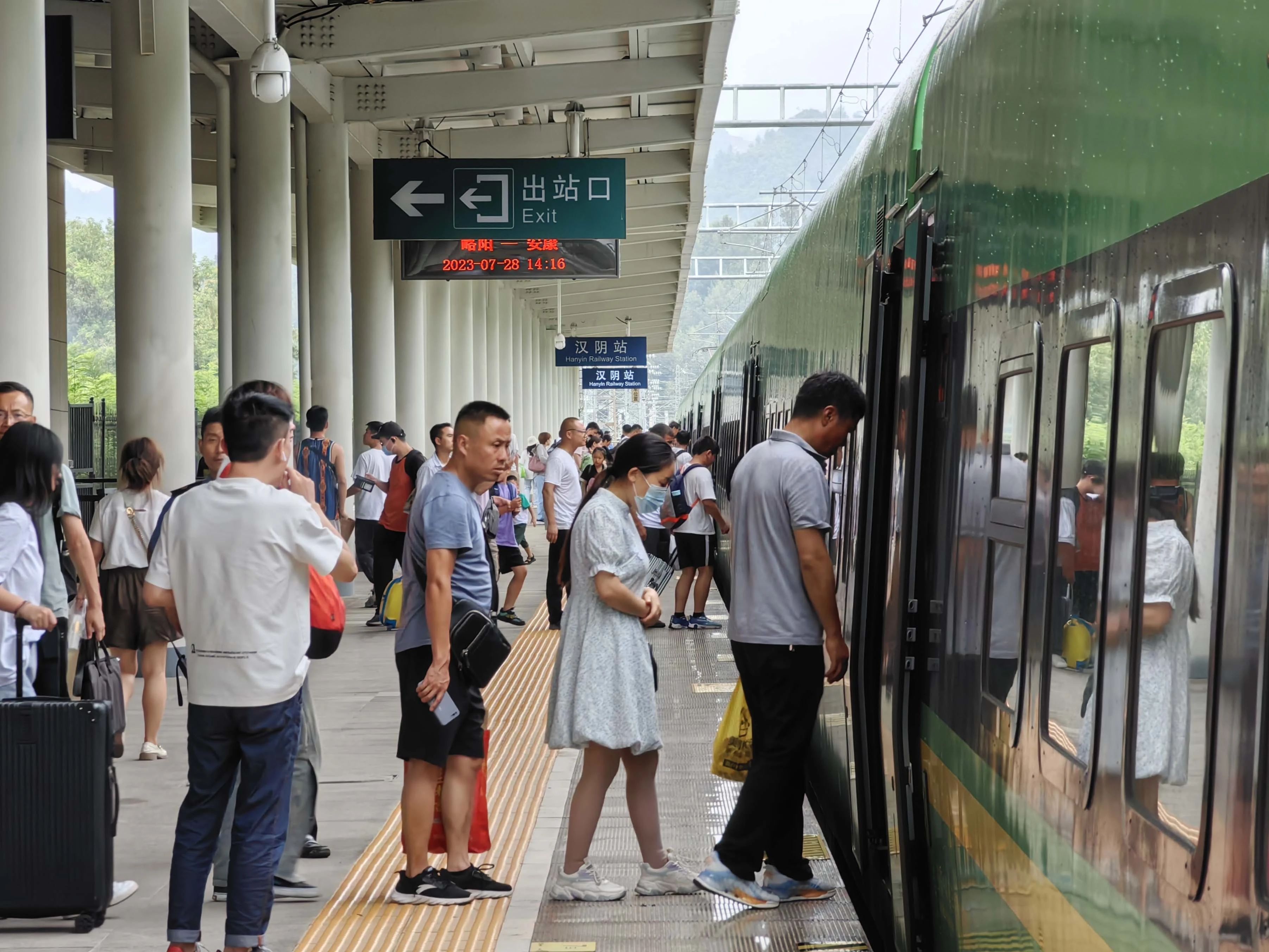 旅客正在汉阴站乘坐城际列车。熊国栋 摄