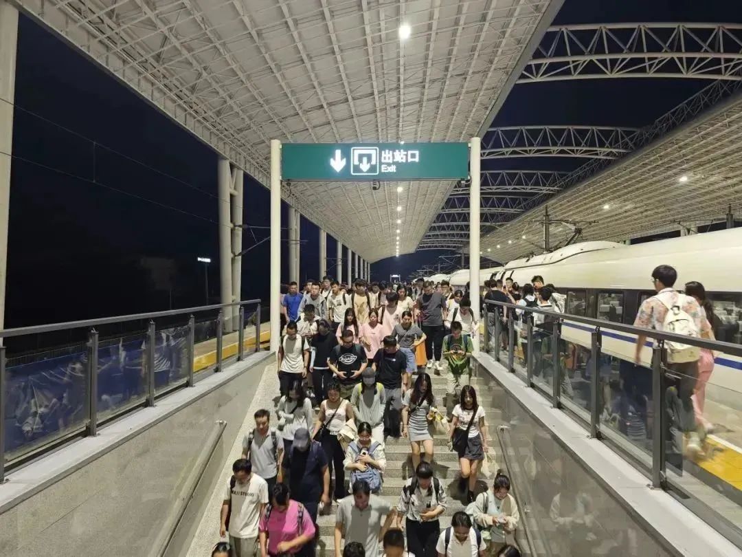 乘坐“夜间高铁”到达华山北站后，旅客正在出站。周茂育 摄