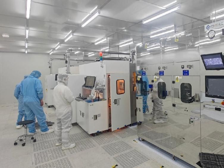 9月6日，西安光电子先导院科研人员对全自动键合设备进行调试。新华社记者 郑昕 摄