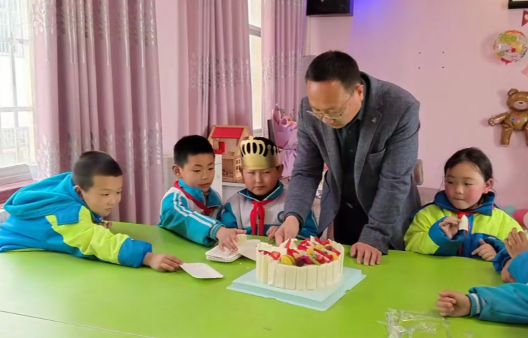 李绍龙陪留守儿童过生日