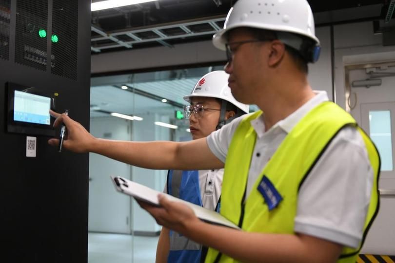 9月6日，工作人员在未来人工智能计算中心机房进行日常机器巡检。新华社记者 张曼怡 摄