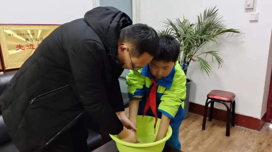 李绍龙帮学生洗手