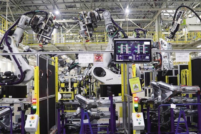 吉利汽车宝鸡制造基地焊装车间（9月9日摄）。记者 董剑南 摄